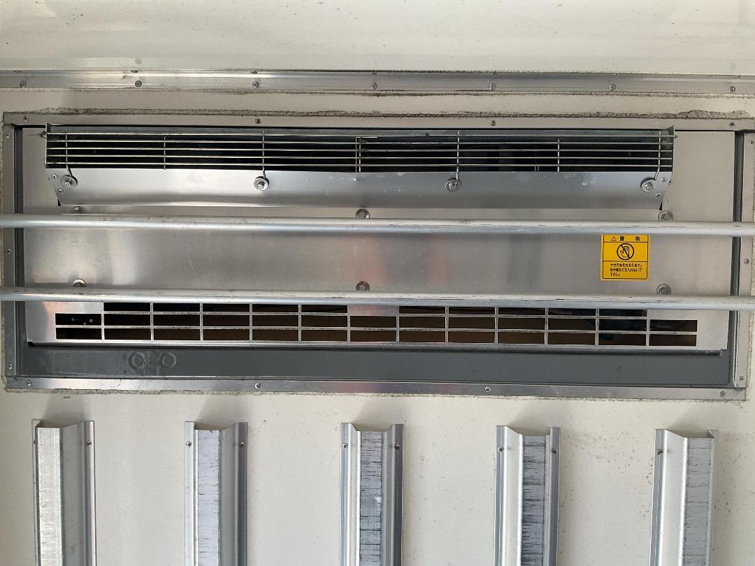 Photo '32' of Isuzu ELF Chiller