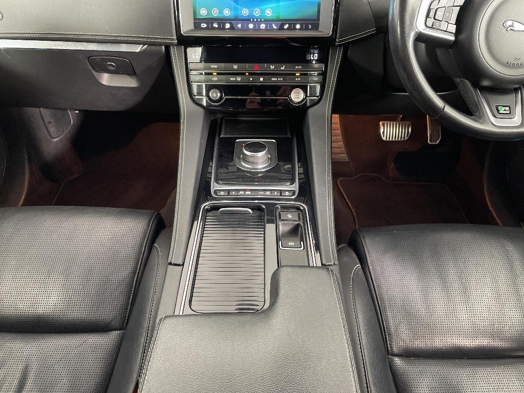 Photo '18' of Jaguar F-Pace