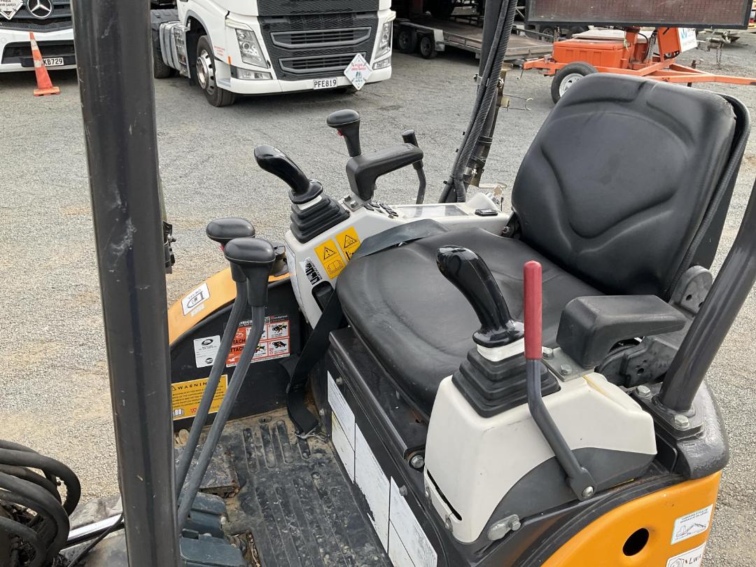 Photo '11' of KATO 17VYE Excavator