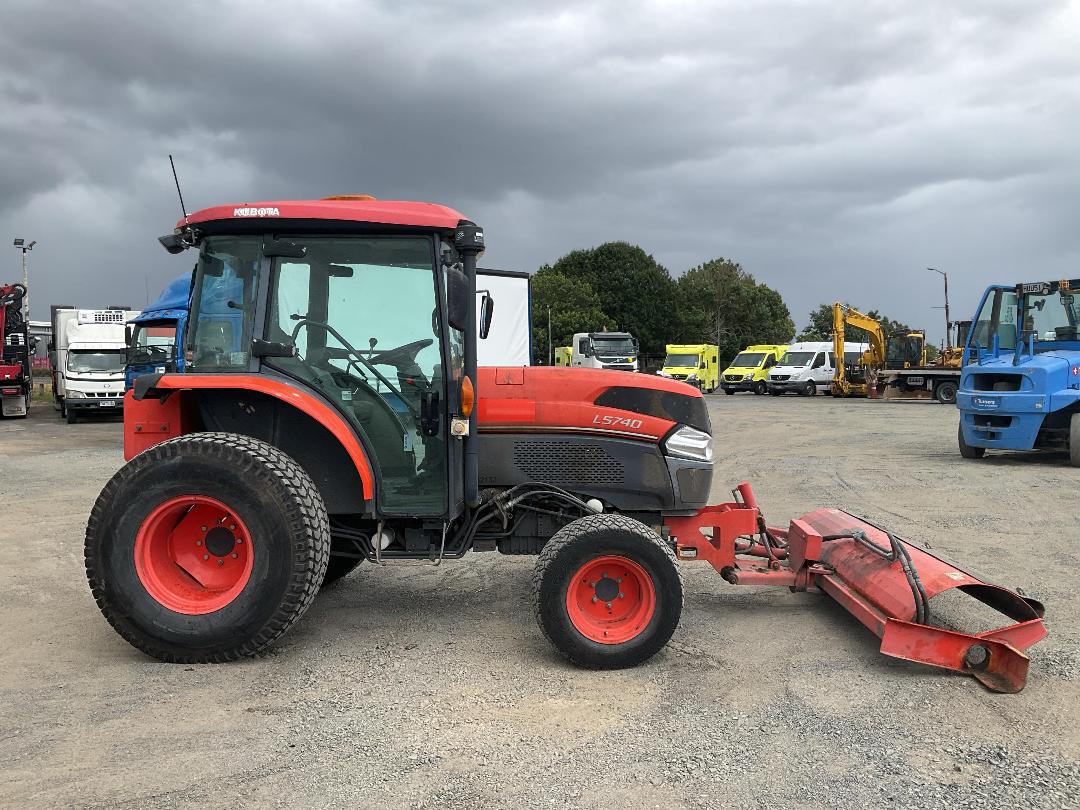 Photo '3' of Kubota L5740 Sweeper