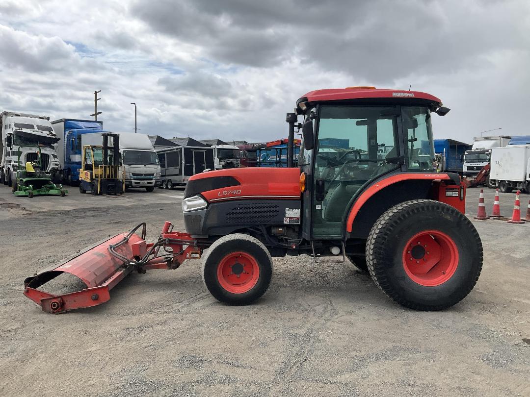 Photo '7' of Kubota L5740 Sweeper