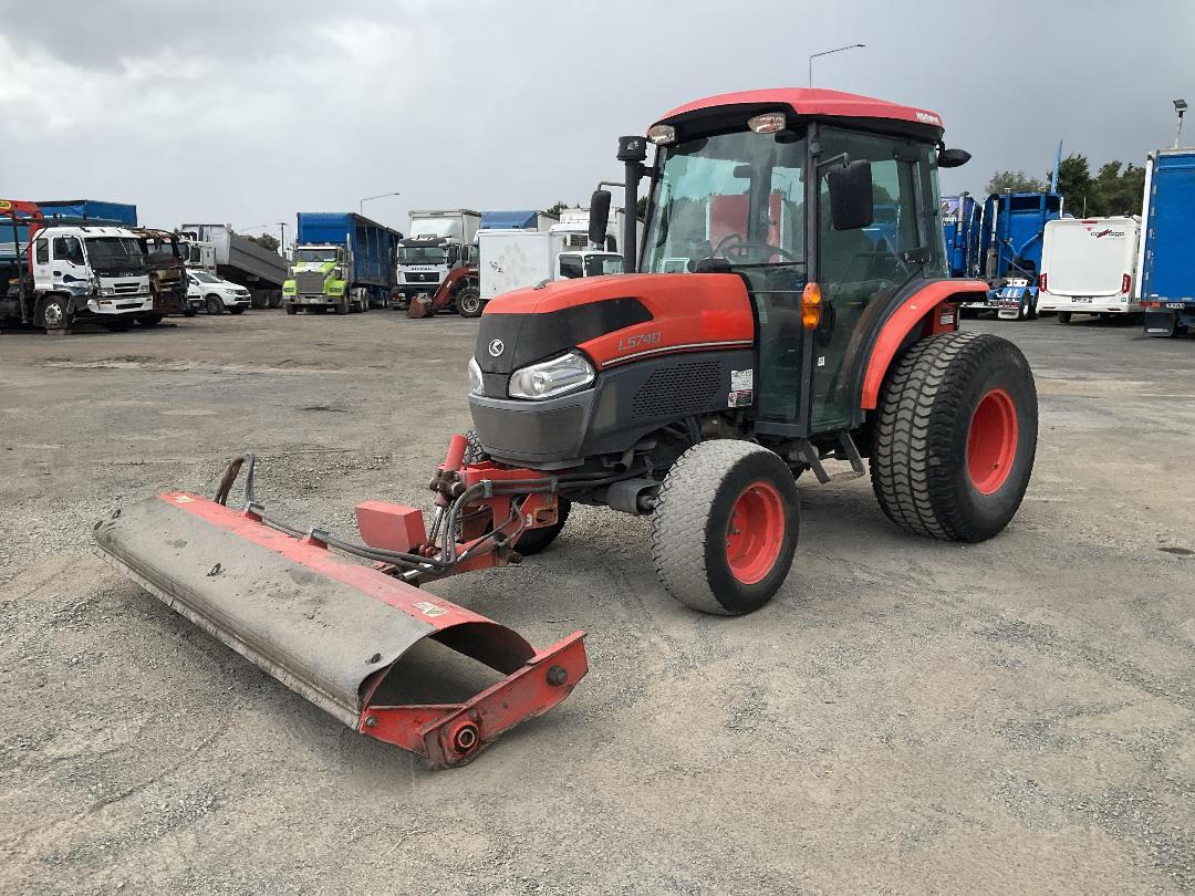 Photo '9' of Kubota L5740 Sweeper