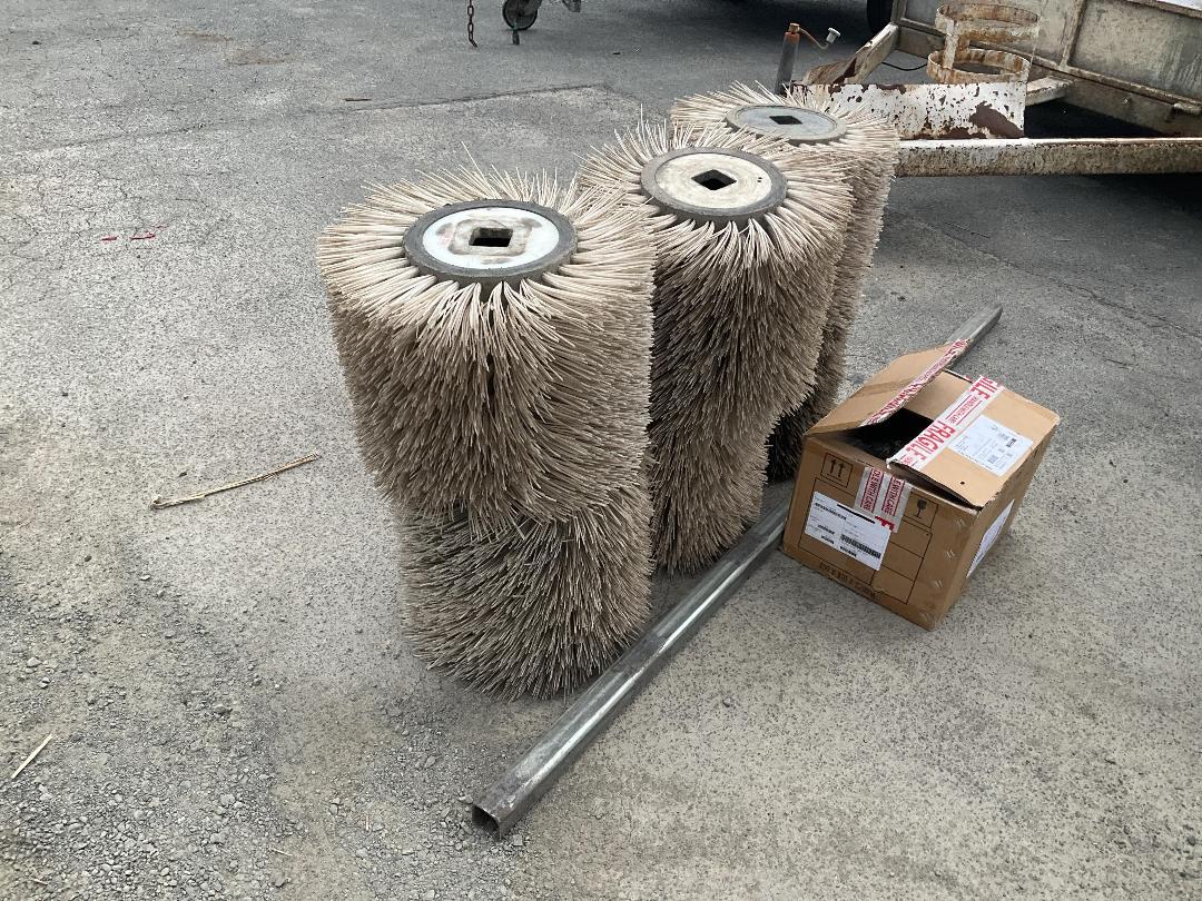 Photo '35' of Kubota L5740 Sweeper