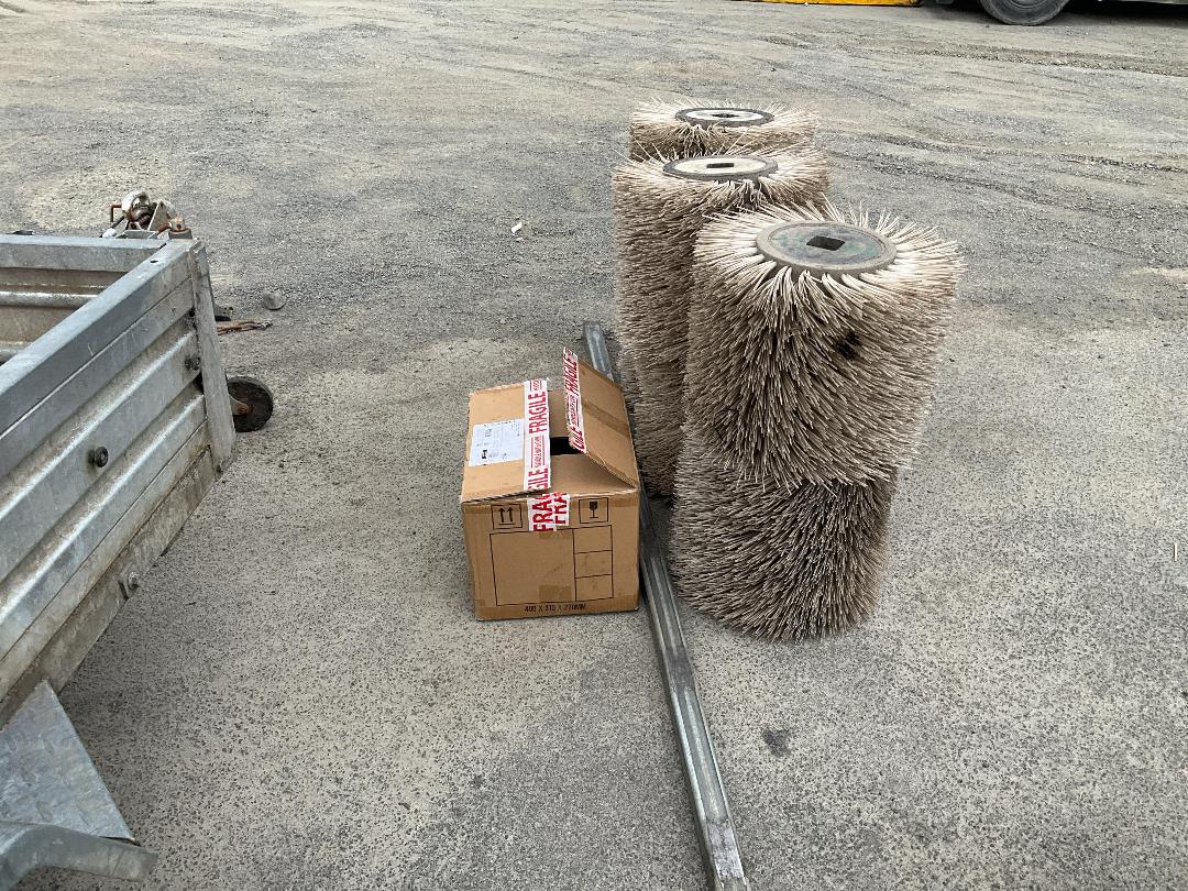 Photo '37' of Kubota L5740 Sweeper