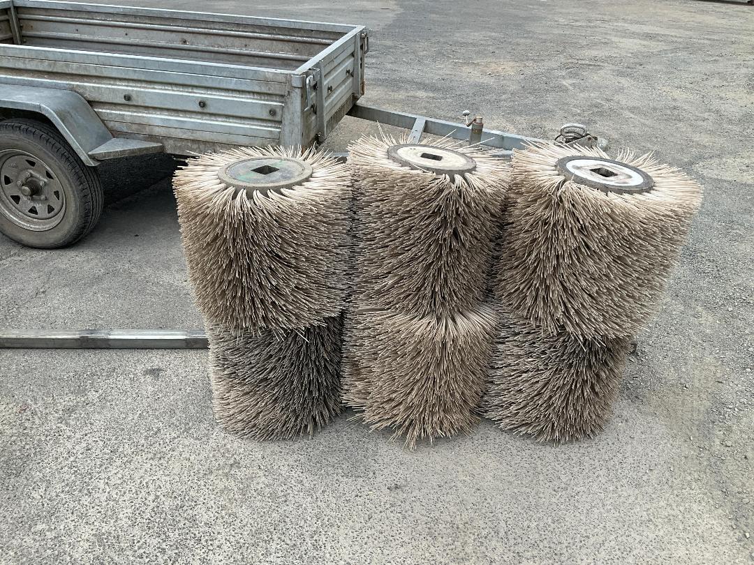 Photo '38' of Kubota L5740 Sweeper