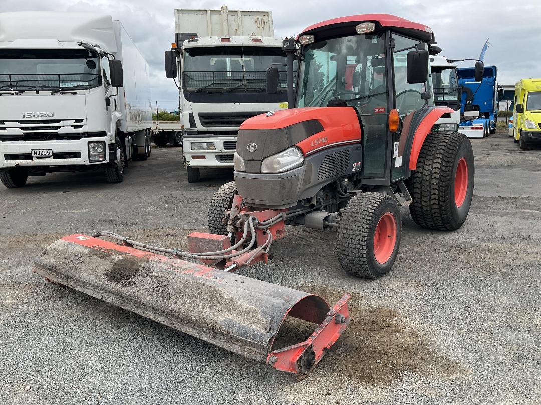 Photo '9' of Kubota L5740 Tractor