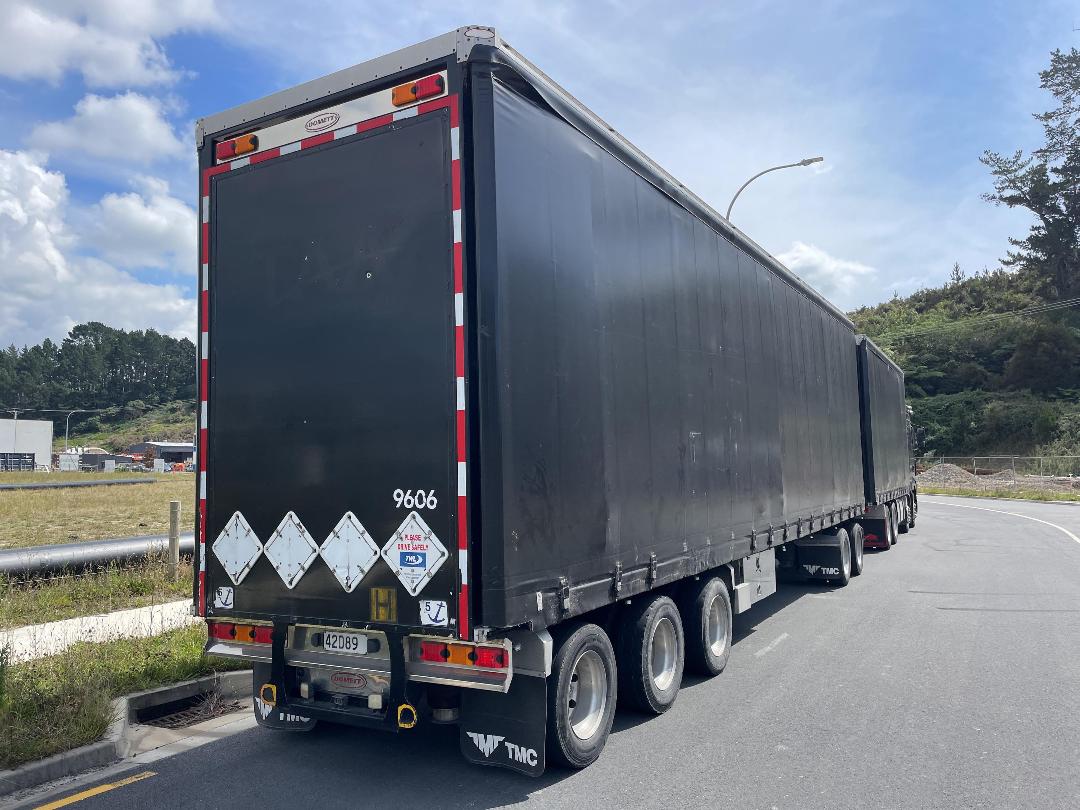 Photo '37' of MAN TGX + Trailer Curtainsider