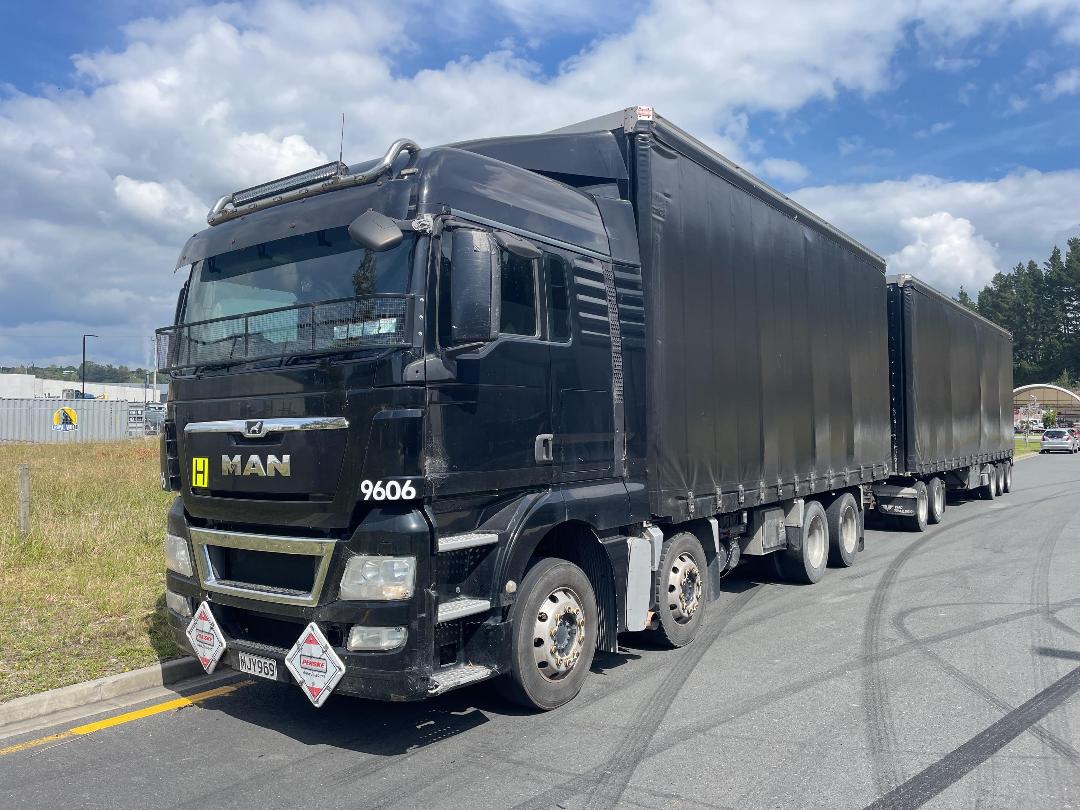 Photo '42' of MAN TGX + Trailer Curtainsider