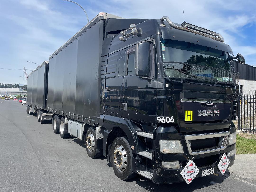 Photo '41' of MAN TGX + Trailer Curtainsider