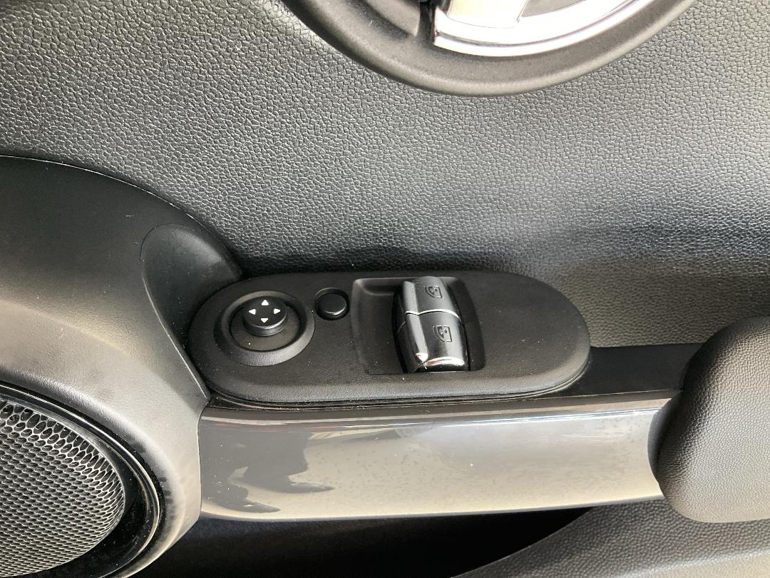 Photo '30' of Mini Hatch Photo '30' of Mini Hatch