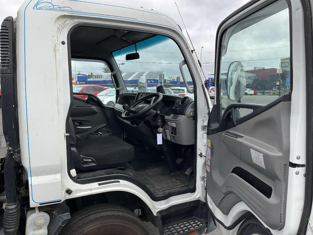 Photo '11' of Mitsubishi Canter Flat Deck Crane