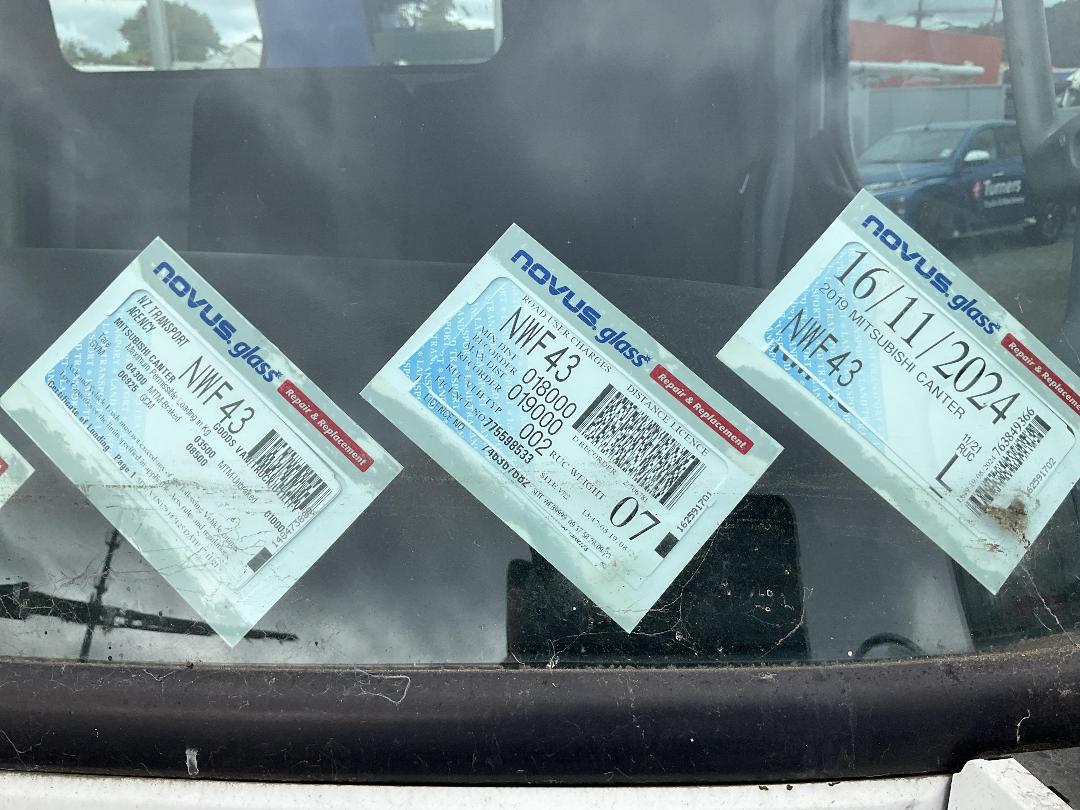 Photo '21' of Mitsubishi Canter Flat Deck Crane