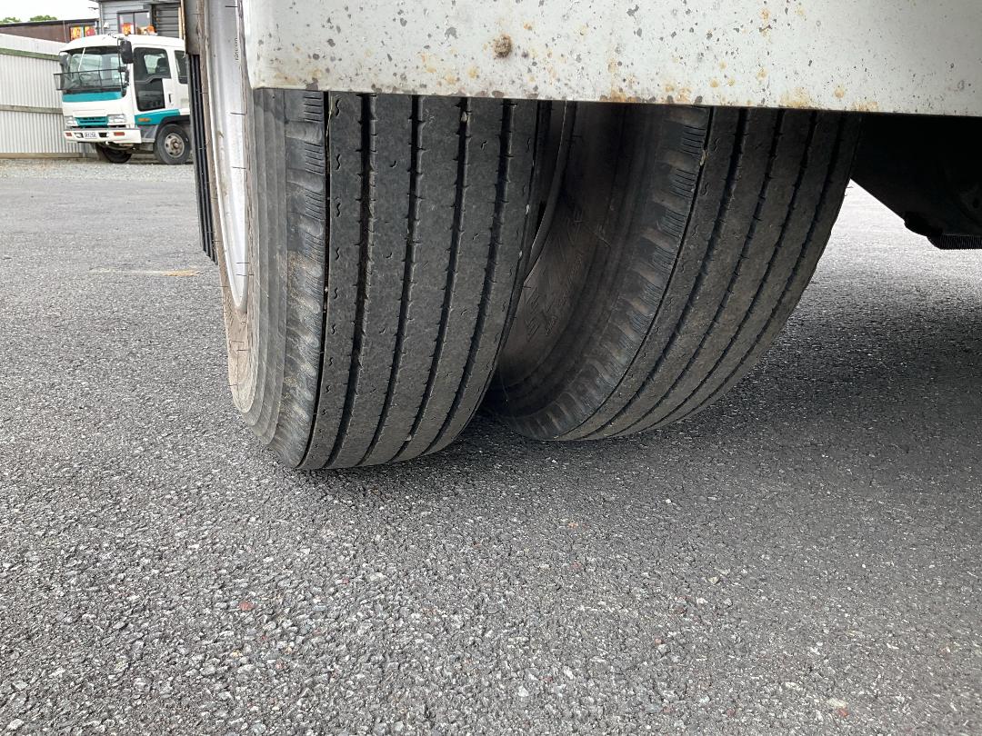 Photo '27' of Mitsubishi Canter Flat Deck Crane