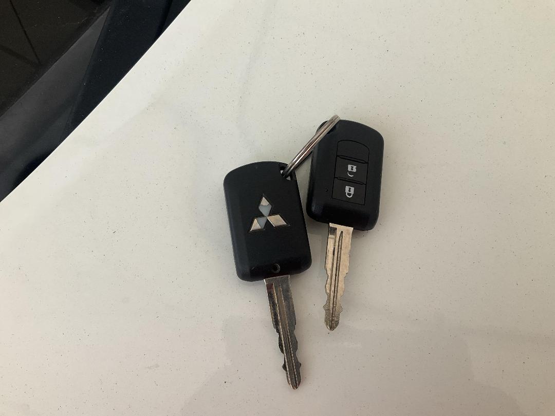 Photo '7' of Mitsubishi Mirage XLS Photo '7' of Mitsubishi Mirage XLS