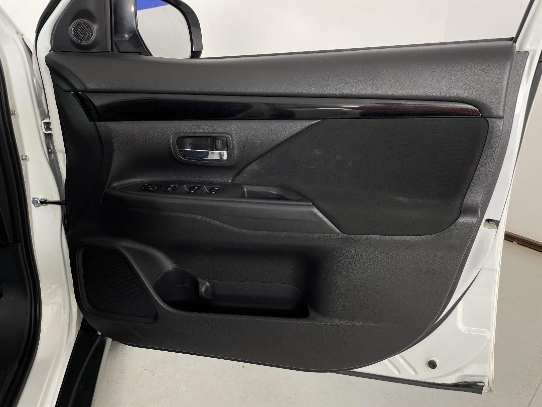 Photo '15' of Mitsubishi Outlander Photo '15' of Mitsubishi Outlander