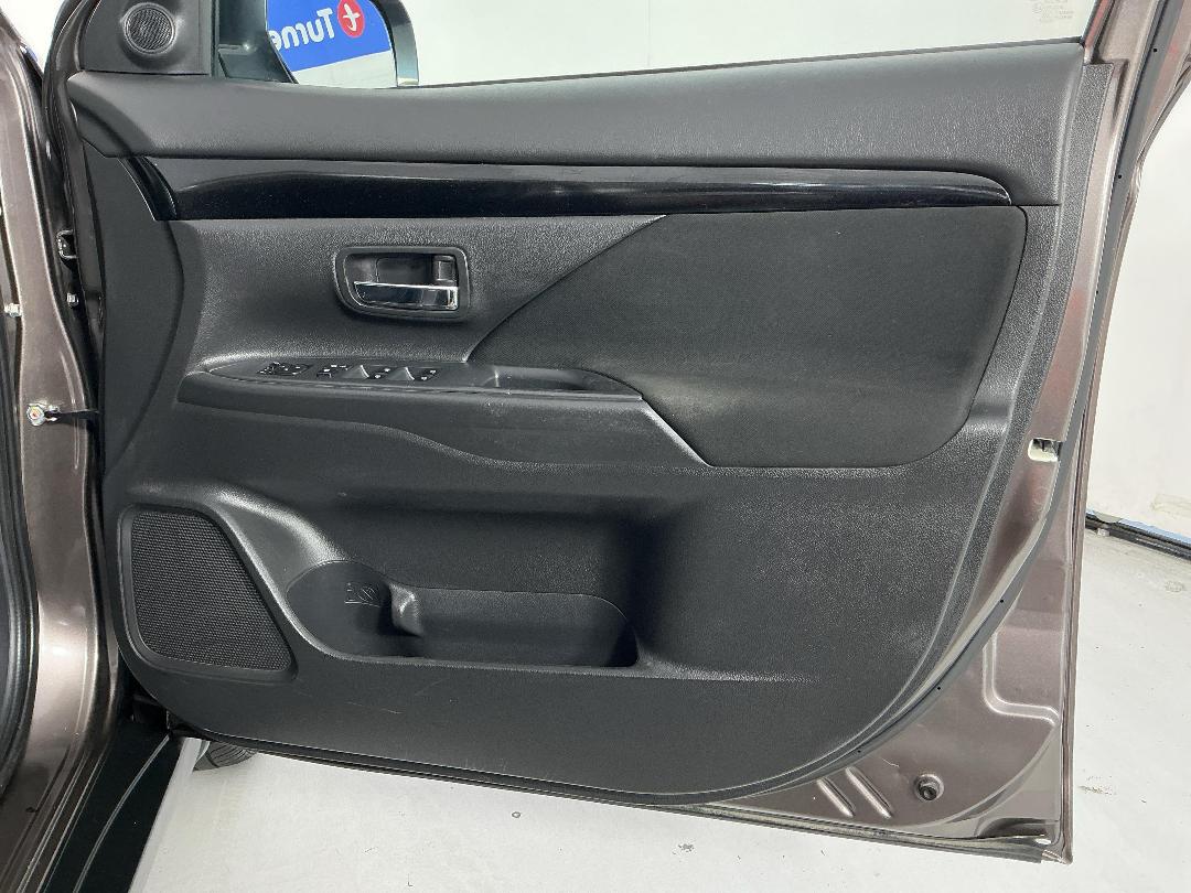 Photo '15' of Mitsubishi Outlander Photo '15' of Mitsubishi Outlander