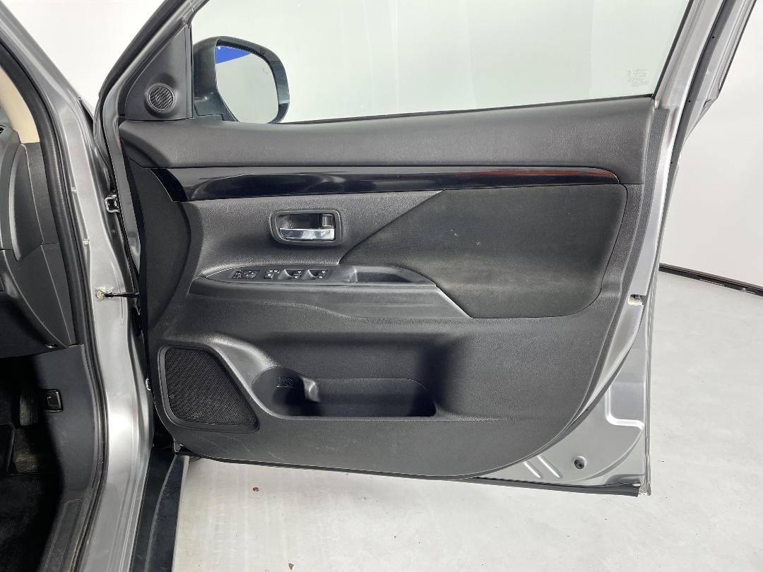 Photo '15' of Mitsubishi Outlander Photo '15' of Mitsubishi Outlander