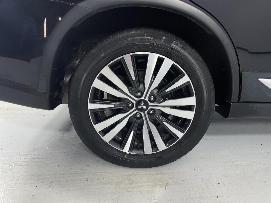 Photo '12' of Mitsubishi Outlander