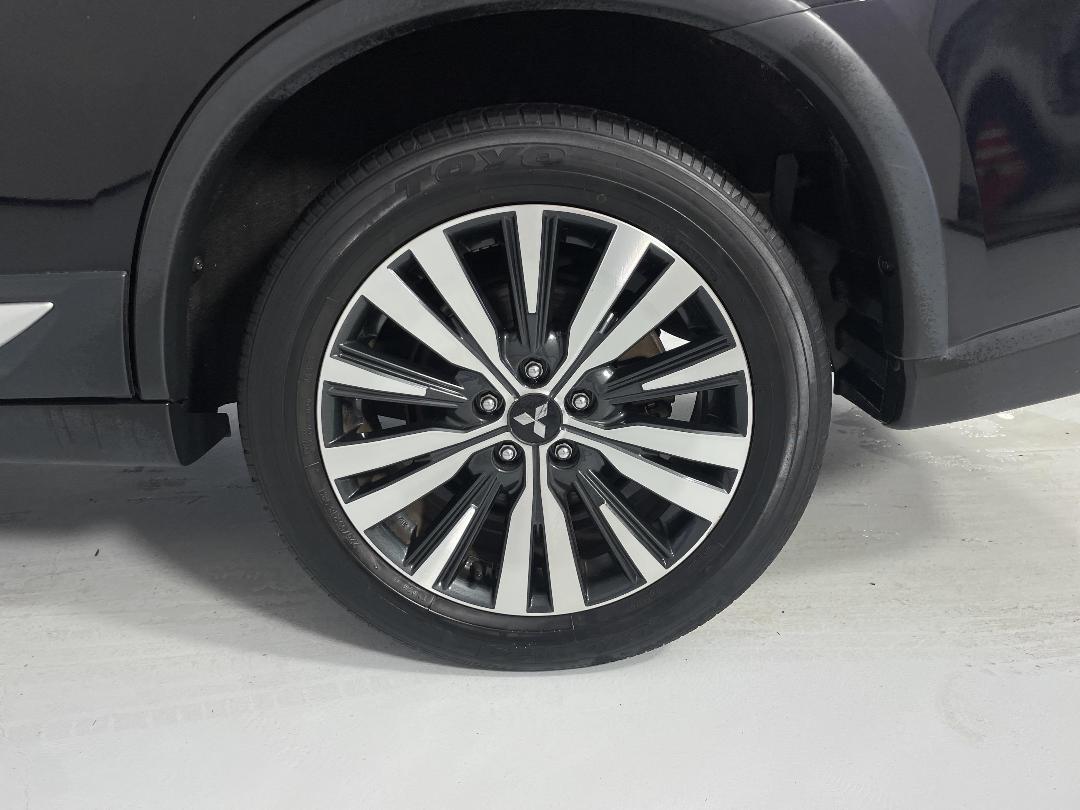 Photo '11' of Mitsubishi Outlander