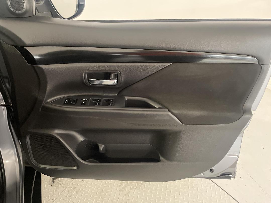 Photo '15' of Mitsubishi Outlander Photo '15' of Mitsubishi Outlander