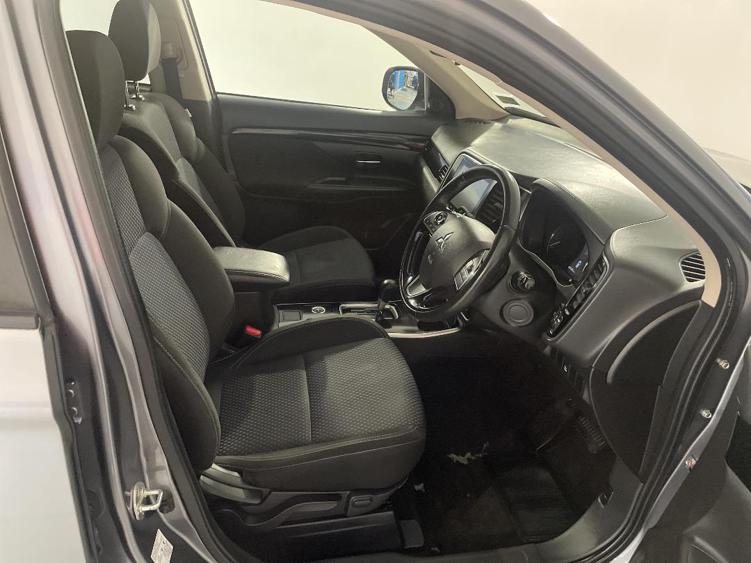 Photo '16' of Mitsubishi Outlander Photo '16' of Mitsubishi Outlander