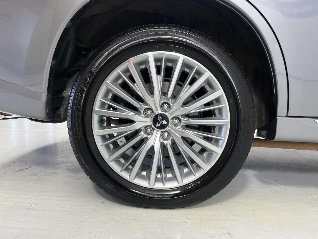 Photo '12' of Mitsubishi Outlander