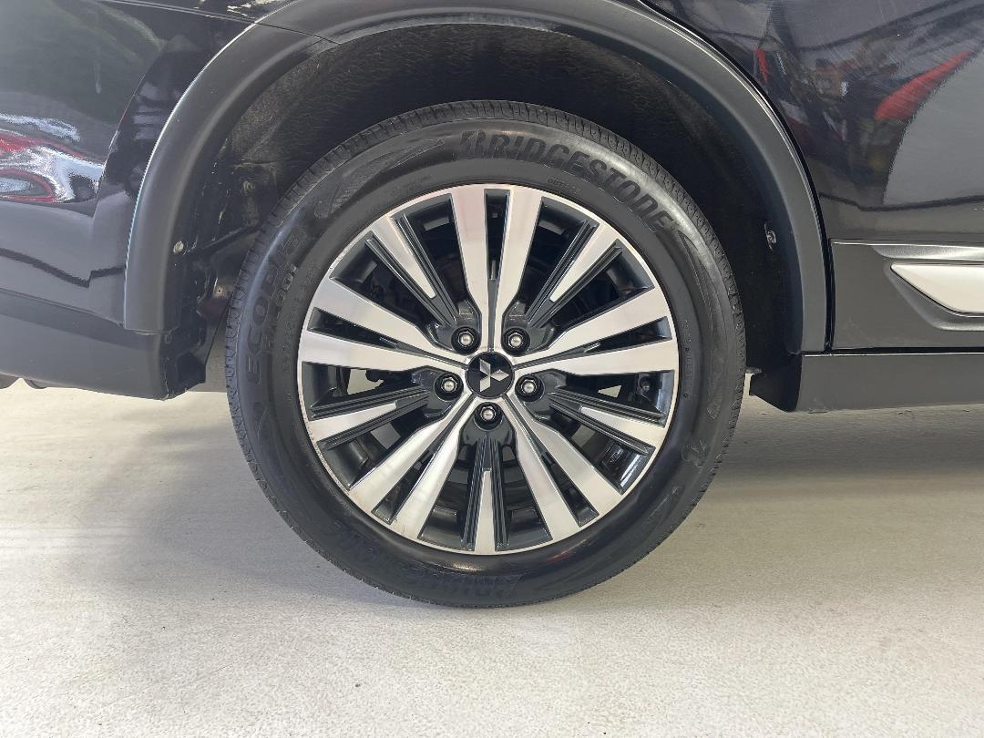 Photo '12' of Mitsubishi Outlander