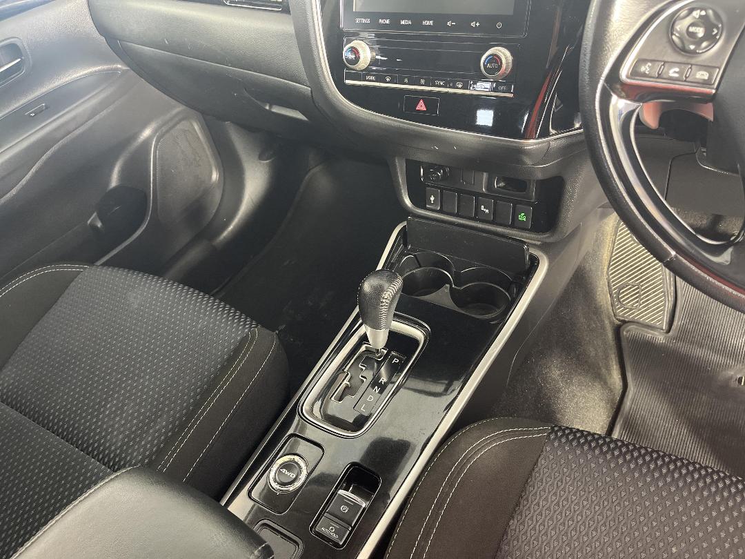 Photo '18' of Mitsubishi Outlander