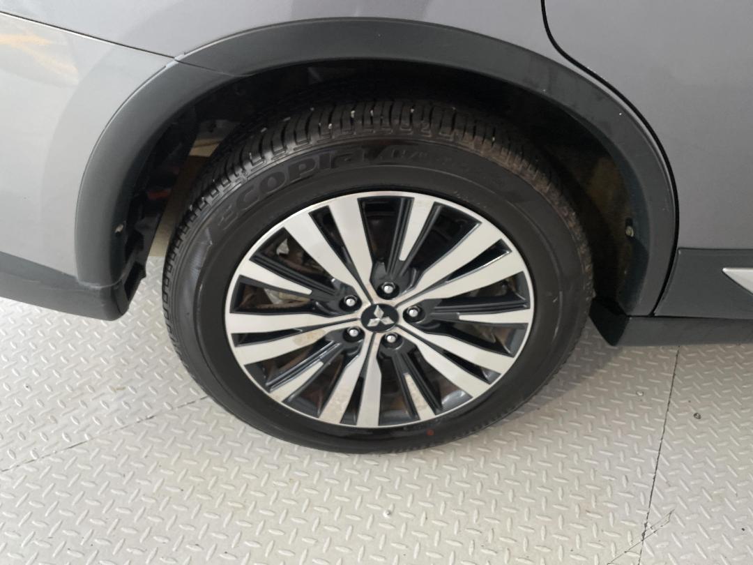 Photo '12' of Mitsubishi Outlander