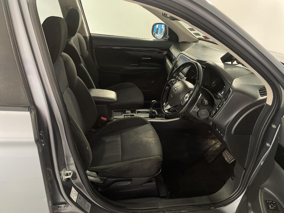 Photo '16' of Mitsubishi Outlander