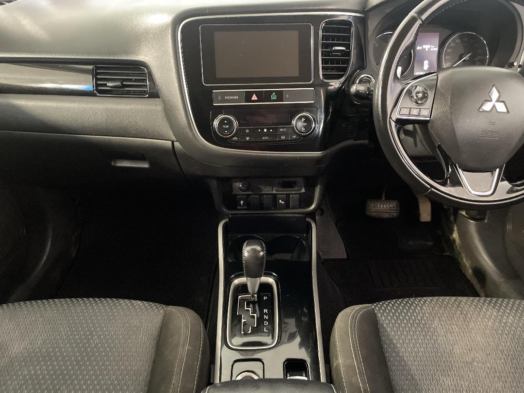 Photo '18' of Mitsubishi Outlander