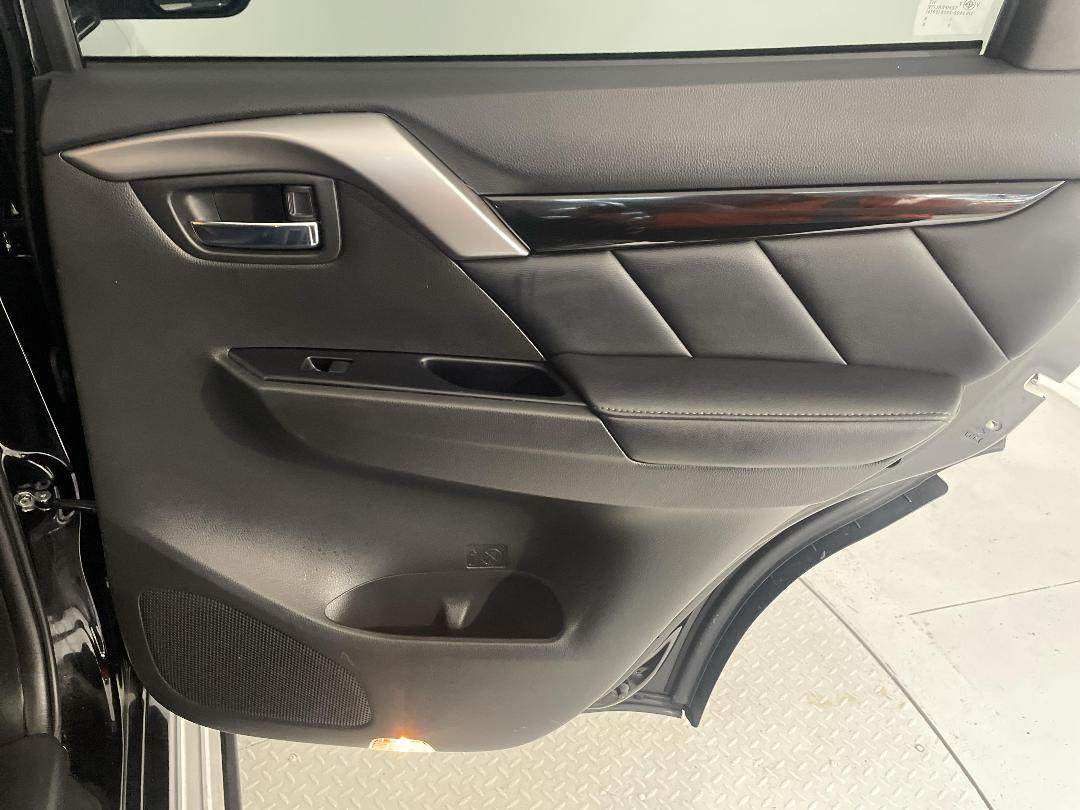 Photo '19' of Mitsubishi Pajero Sport Photo '19' of Mitsubishi Pajero Sport