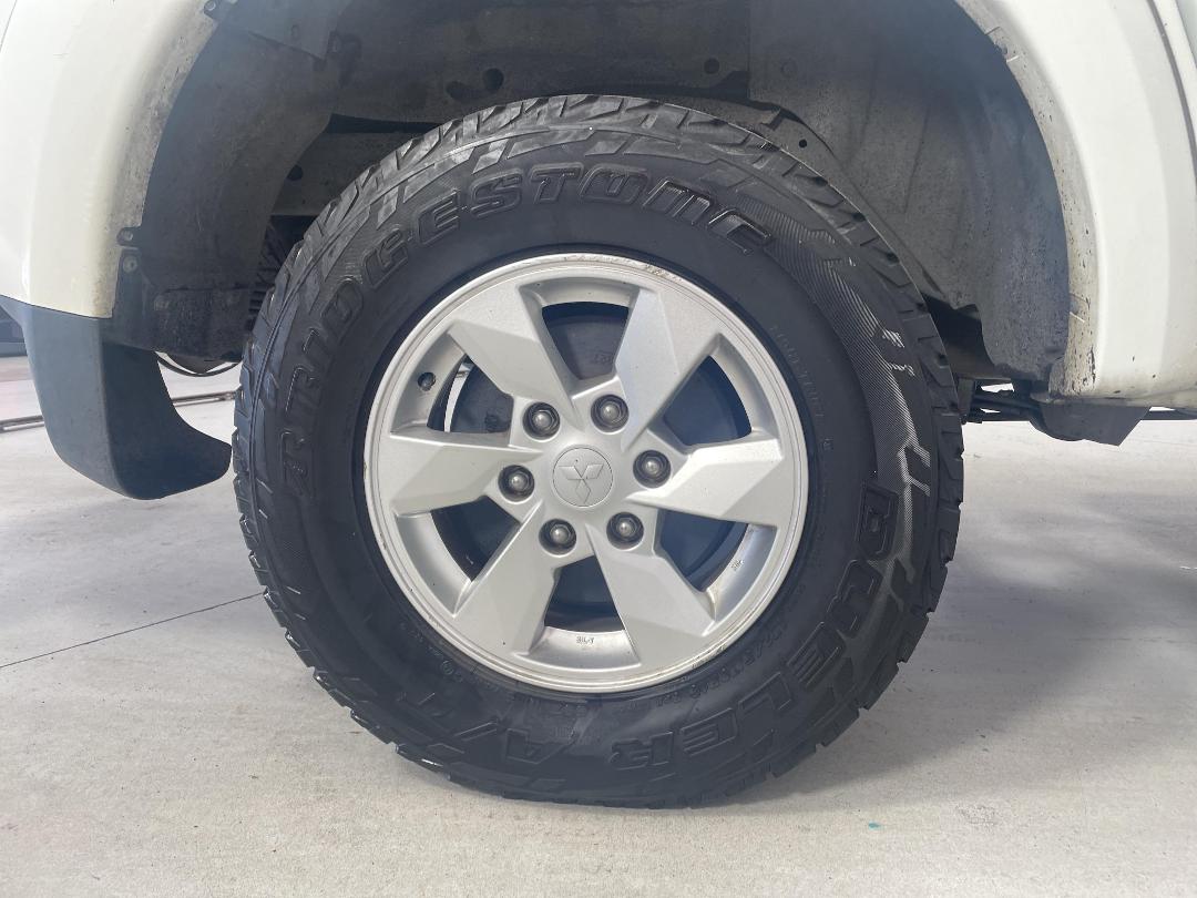 Photo '12' of Mitsubishi Triton