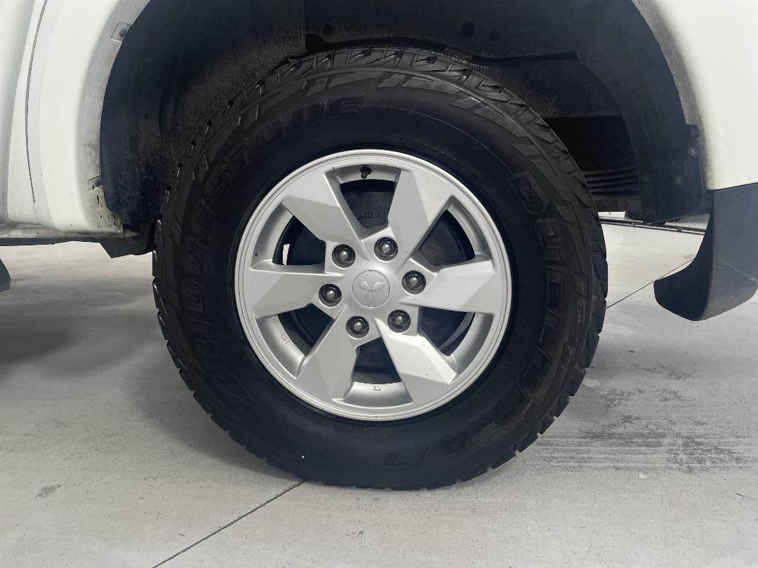 Photo '11' of Mitsubishi Triton