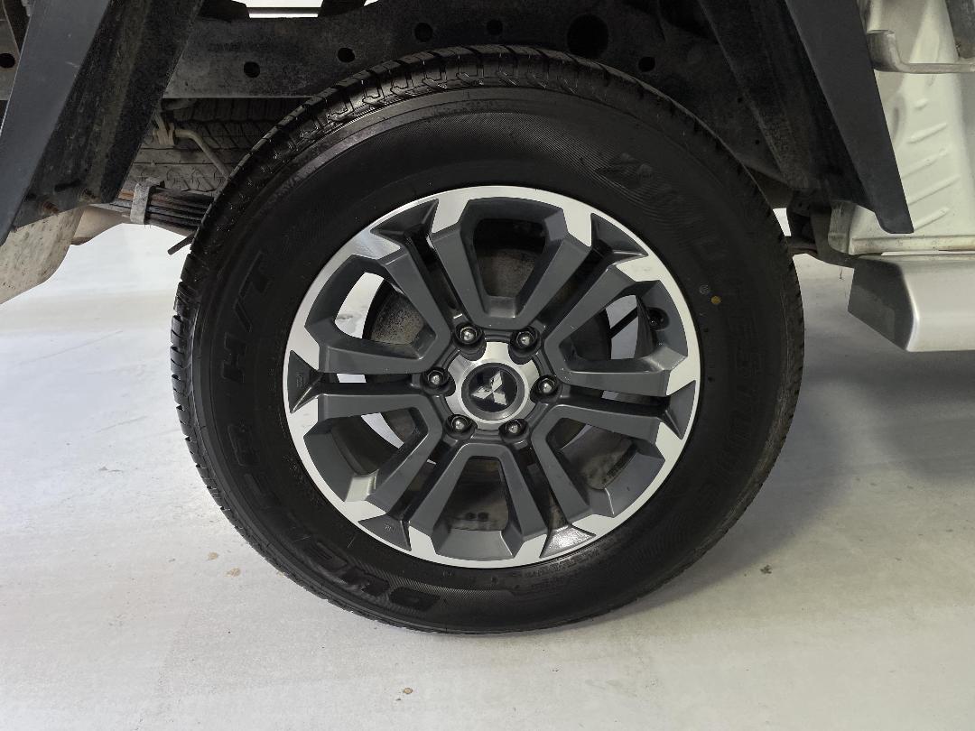 Photo '12' of Mitsubishi Triton