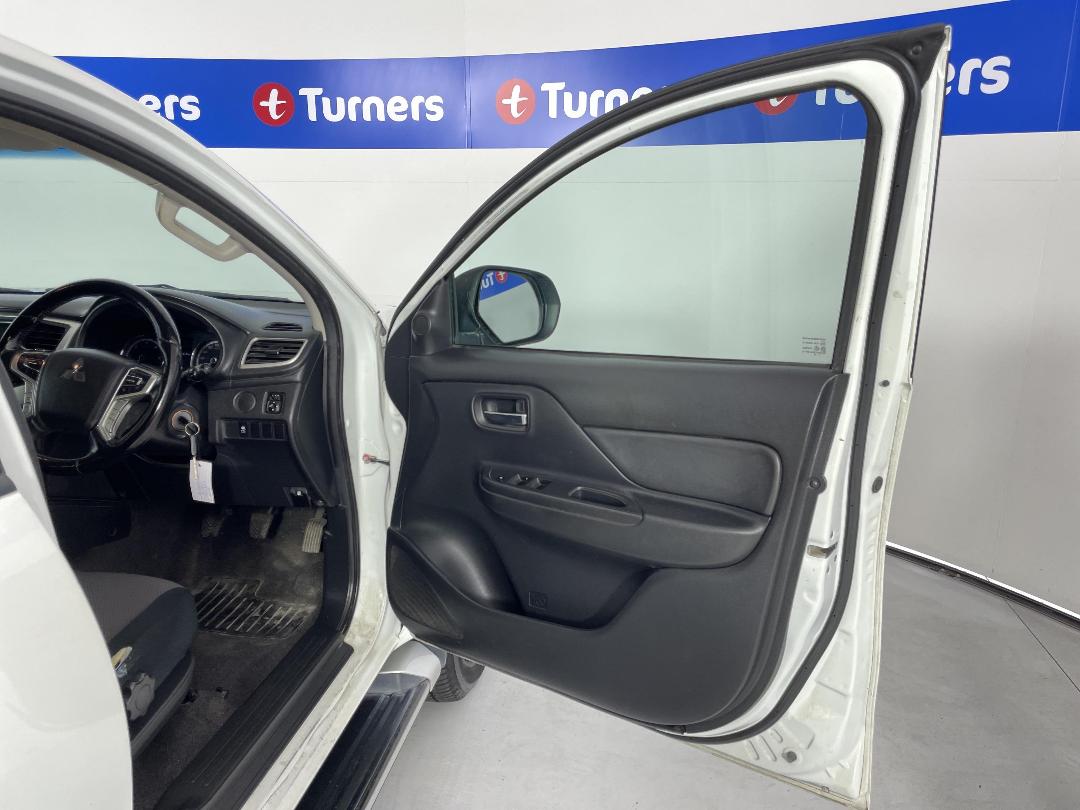 Photo '15' of Mitsubishi Triton