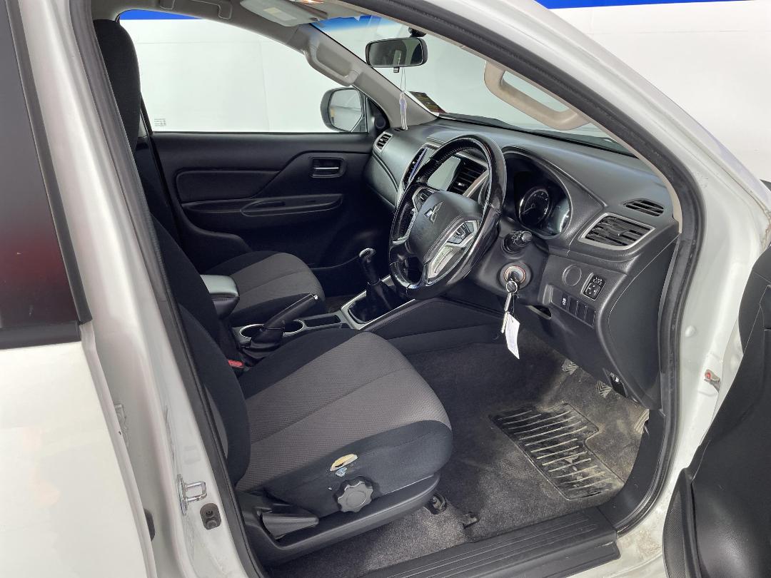 Photo '16' of Mitsubishi Triton