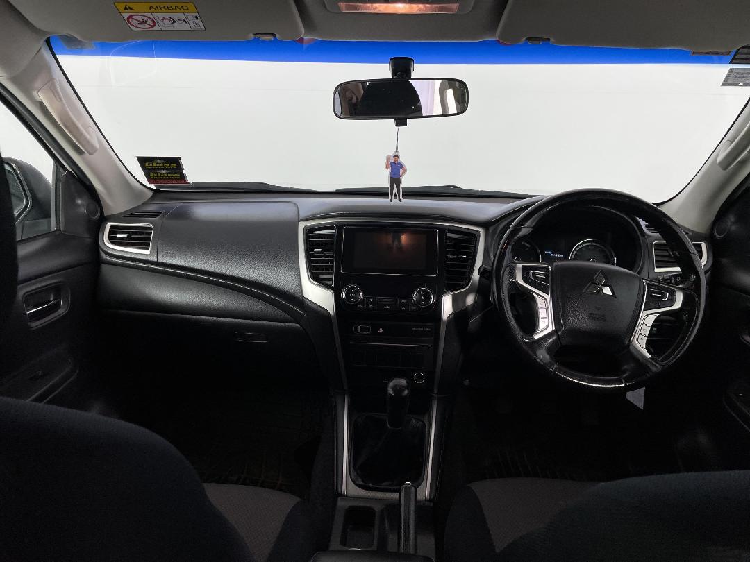 Photo '17' of Mitsubishi Triton