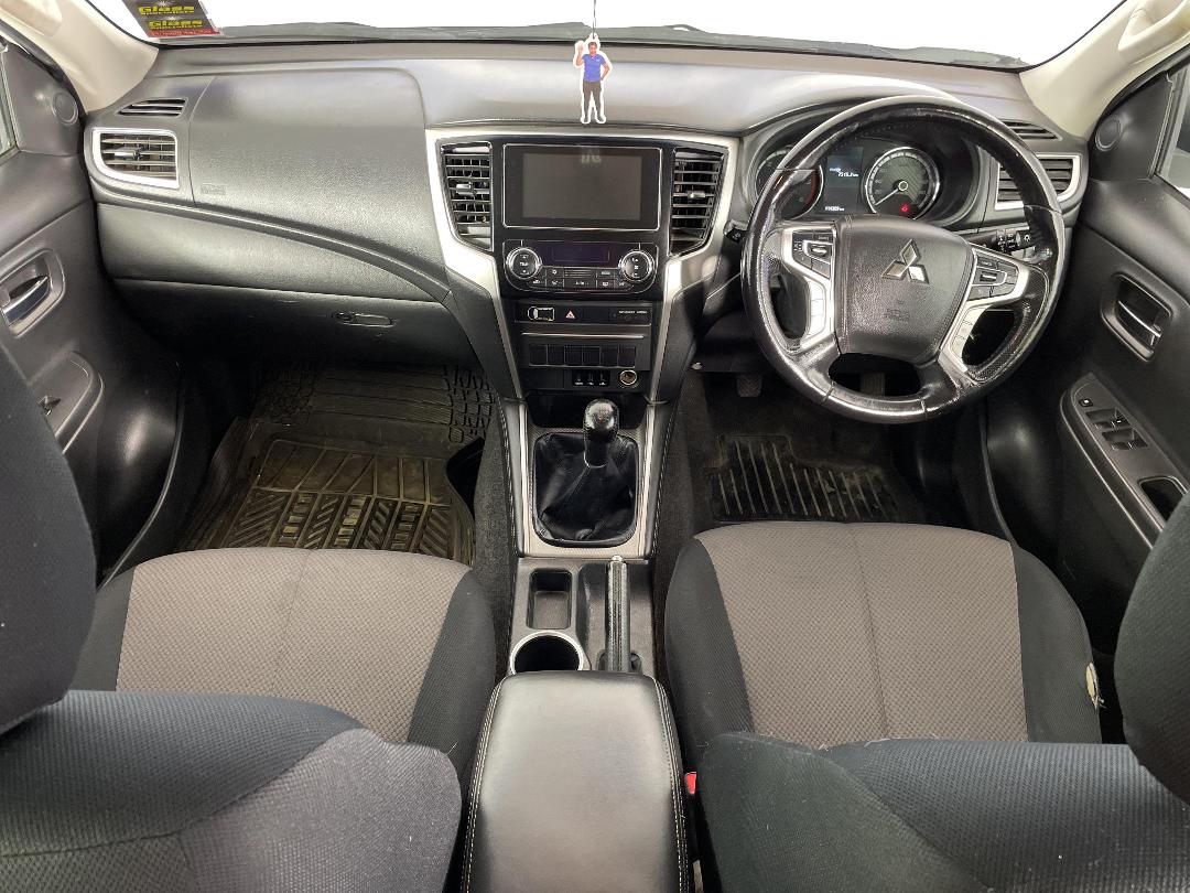 Photo '18' of Mitsubishi Triton