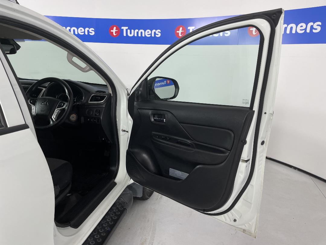 Photo '14' of Mitsubishi Triton