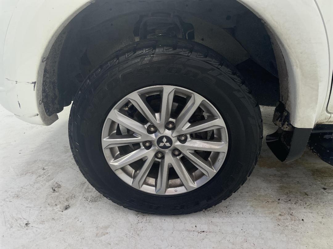 Photo '10' of Mitsubishi Triton