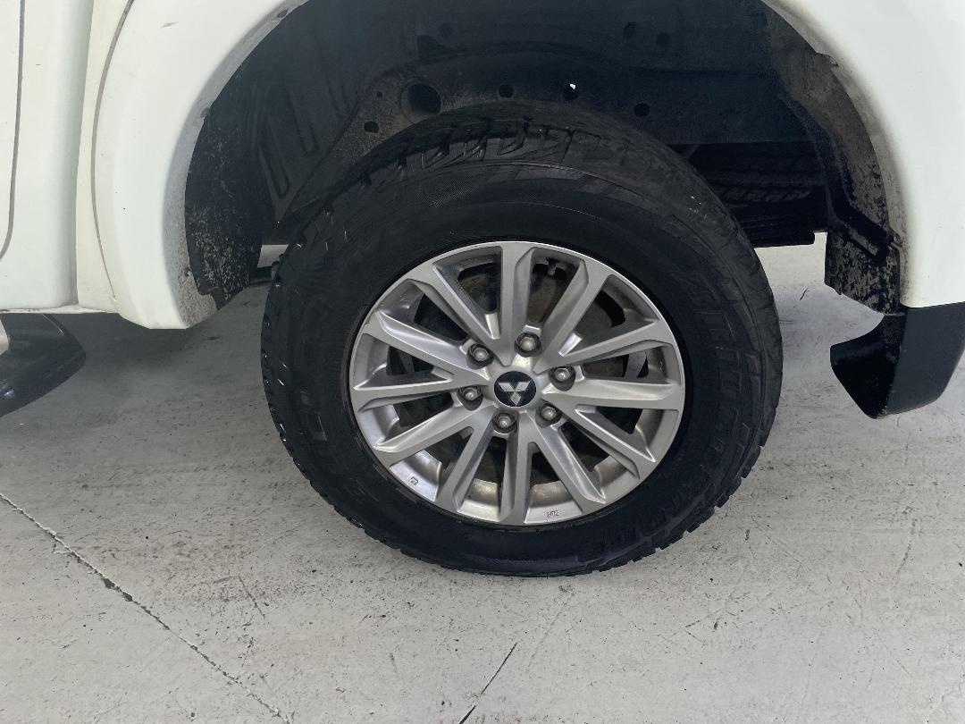 Photo '11' of Mitsubishi Triton