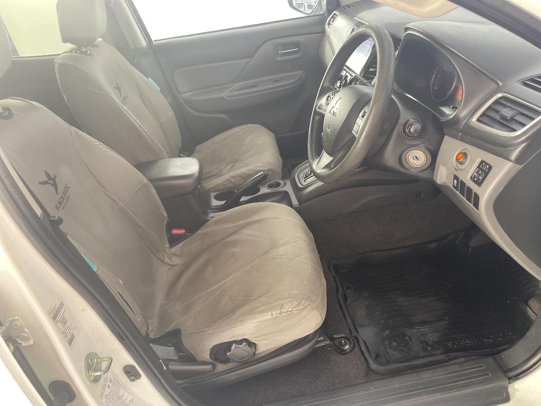 Photo '16' of Mitsubishi Triton