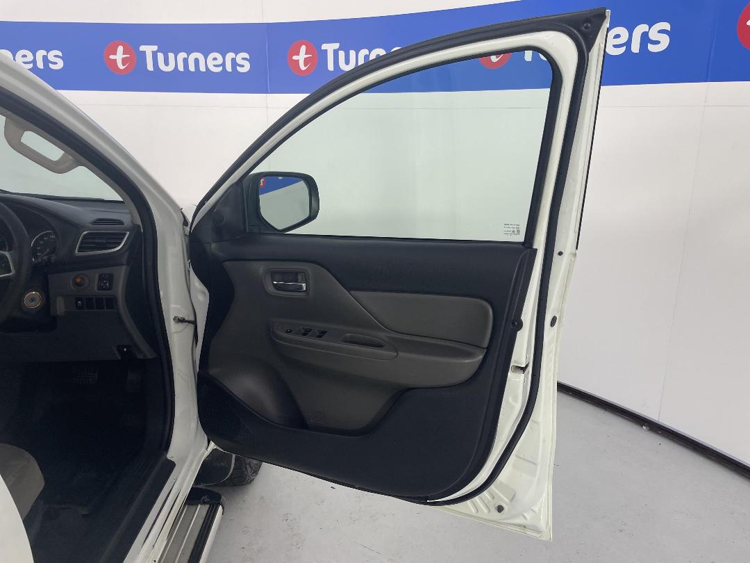 Photo '15' of Mitsubishi Triton