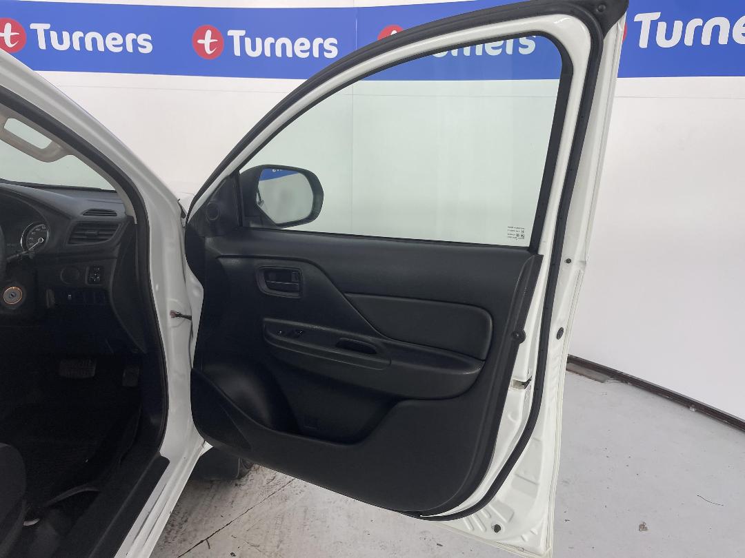 Photo '14' of Mitsubishi Triton