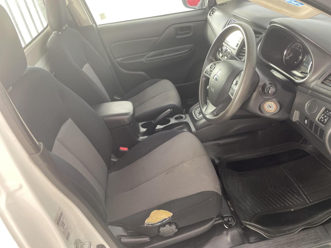 Photo '15' of Mitsubishi Triton