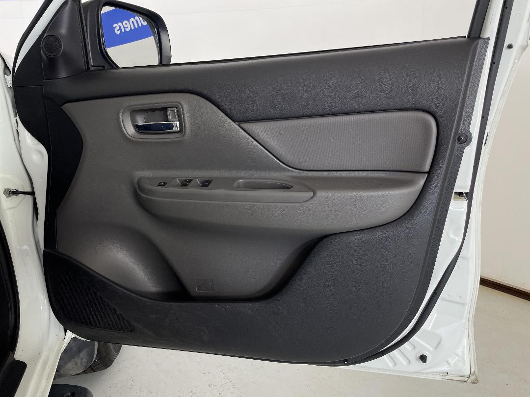 Photo '15' of Mitsubishi Triton