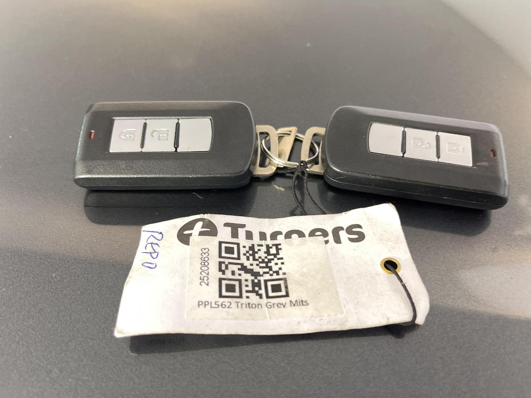 Photo '22' of Mitsubishi Triton