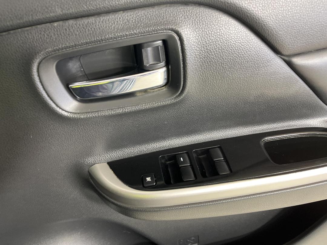 Photo '24' of Mitsubishi Triton