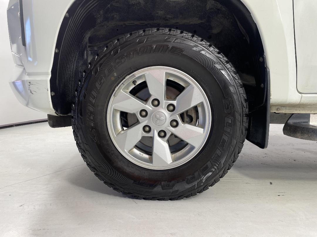 Photo '10' of Mitsubishi Triton